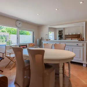 https://rez-de-villa-1.fr-provencehotel.com